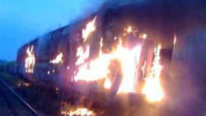 احتراق سيارة بمقطورة