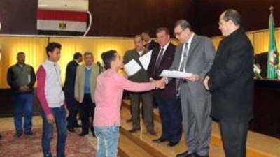 محافظ الفيوم يكرم الفائزين بالميداليات الذهبية والفضية في المسابقات الرياضية