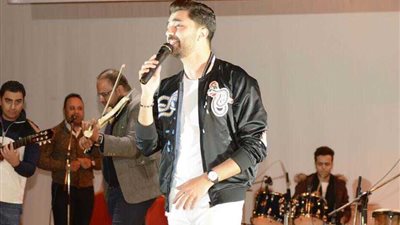 محمد عباس يشعل حفل 