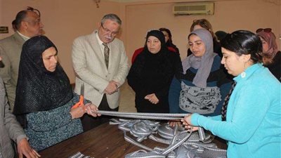 محافظ المنيا يتفقد ورش الحرف بمشروع تنمية جنوب الوادي بقومي المرأة