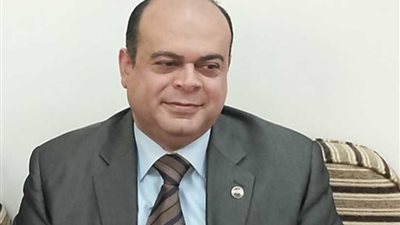 محافظ مطروح يضع أكليلا من الزهور على النصب التذكاري لشهداء الشرطة