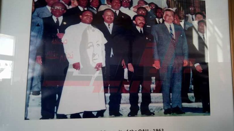 عبد الناصر في البهو..