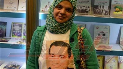 مواطنة ترتدي 