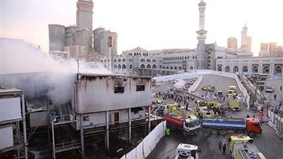 السيطرة على حريق قرب الحرم المكي (صور)