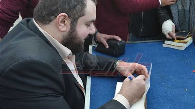 بالصور.. إقبال من محبي حسن الجندي للتوقيع على روايته بمعرض الكتاب