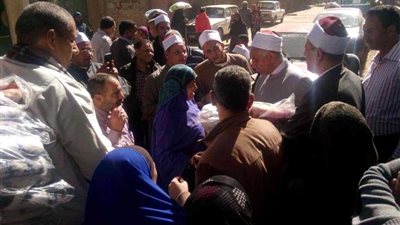أوقاف المنيا توزع 100 بطانية على الأهالي بقرية طهنشا