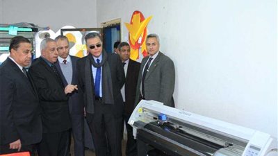 وزير النقل في جولة تفقدية لمصنع العلامات الإرشادية بالهيئة العامة للطرق والكباري