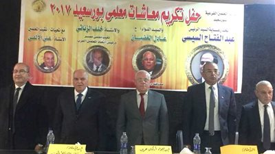محافظ بورسعيد يكافئ المعلمين بـ 125 ألف جنيه