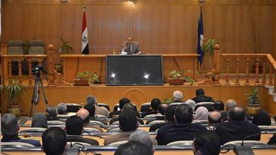 محافظ دمياط يوجه بمراجعة تراخيص المقاهي ويطالب المسئولين بالتواجد في الشارع