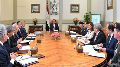 السيسي يجتمع مع رئيس الوزراء ومحافظ البنك المركزي وكبار المسؤولين