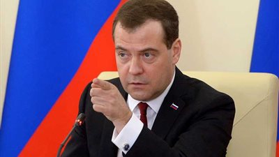 ميدفيديف ساخرا: يجب تنحي 