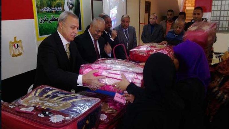 محافظ قنا يفتتح عددا