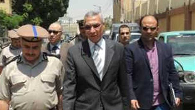 محامٍ يؤدي الامتحان