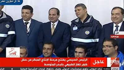 ​​السيسي مع عمال حقل ظهر.. 