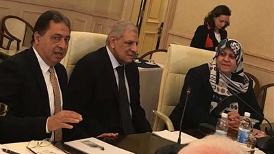 وزير الصحة يبحث مع 