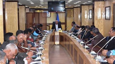 محافظ أسوان يناقش آليات تشديد الرقابة التموينية على الأسواق ومنافذ البيع