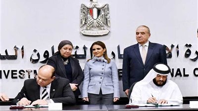 محافظ مطروح يوقع 3 عقود باستثمارات أمريكية وسعودية وإماراتية