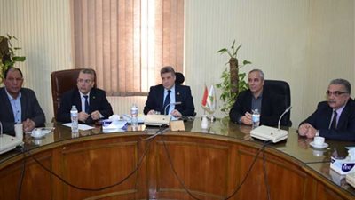 رئيس جامعة بنها يستعرض تجهيزات المستشفيات