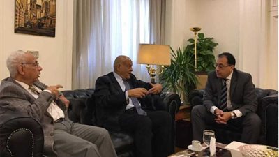 وزير الإسكان يلتقي الدكتور مجدي يعقوب