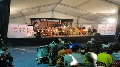 فرقة قصور الثقافة تجذب جمهور معرض الكتاب بمخيم الفنون