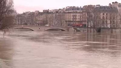 منسوب نهر السين بباريس يعاود الارتفاع بسبب هطول الأمطار