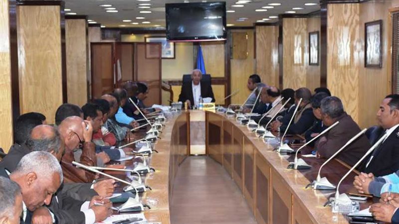 محافظ أسوان يناقش