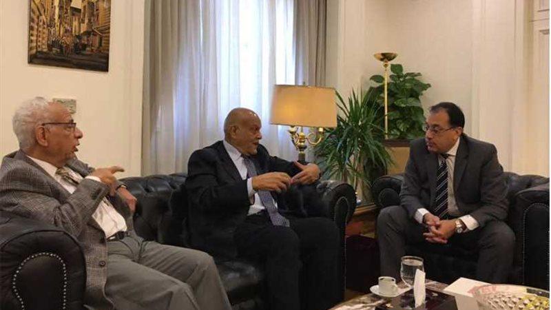 وزير الإسكان يلتقي