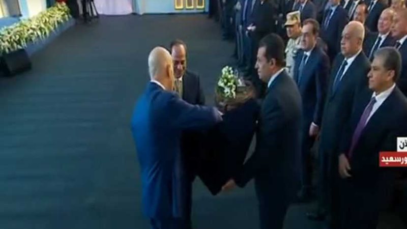 رئيس شركة إيني يقدم