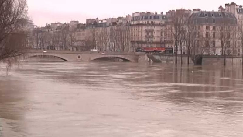 منسوب نهر السين بباريس