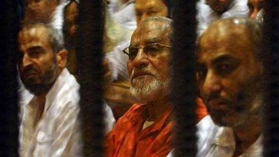 غدا.. إعادة محاكمة بديع و12 آخرين بقضية 