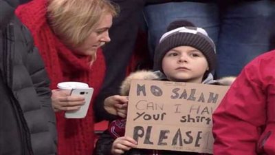 بالصور.. طفل يطلب قميص«صلاح».. وأبو مكة لا يرفض طلبًا يسعد مشجعيه