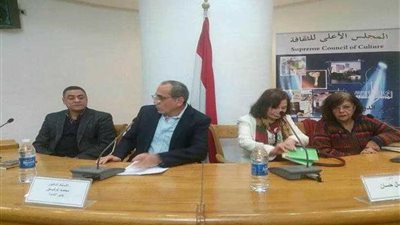 مثقفون يناقشون 