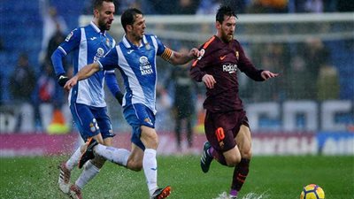 تعادل برشلونة مع اسبانيول وحزن رونالدو يهيمنان على عناوين الصحف الاسبانية