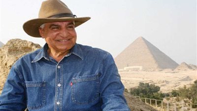 زاهي حواس يطالب بتعليم الأطفال الحروف الهيروغليفية في حصة الرسم (فيديو)