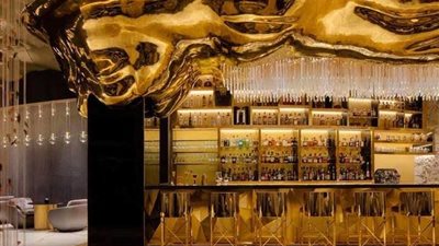 بالصور.. مطعم بدبي مطلي بالذهب ويختار زبائنه بدقة