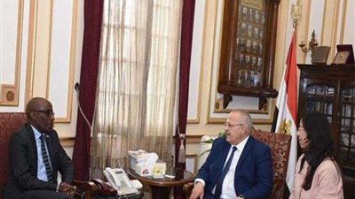 رئيس جامعة القاهرة يبحث مع سفير رواندا بالقاهرة التعاون العلمي
