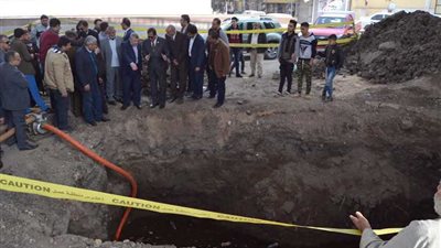 محافظ الغربية يتابع أعمال تغيير خط مياه (صور)