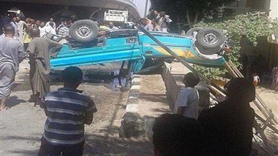 مصرع وإصابة 18 عاملا في انقلاب سيارة بالمنيا