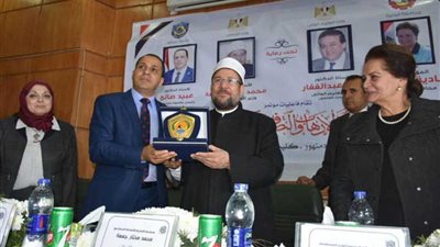 صالح يُهدي درع جامعة دمنهور لوزير الأوقاف (صور)