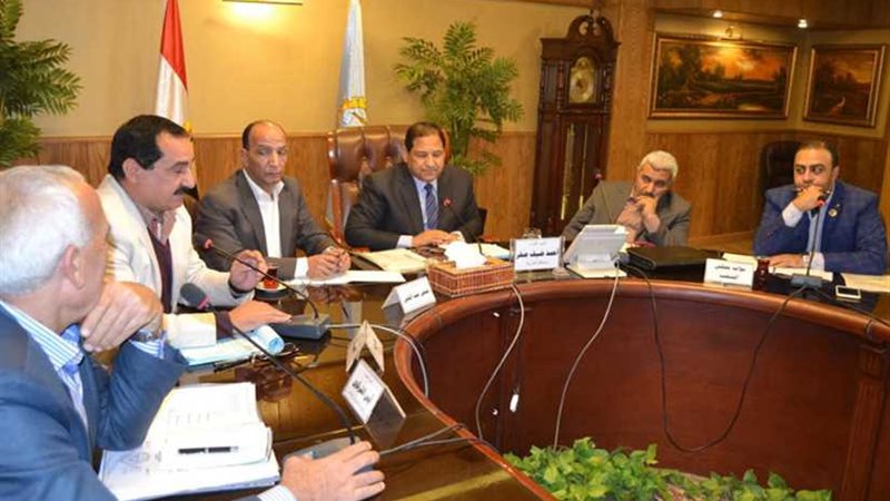 صقر يتابع المشروعات