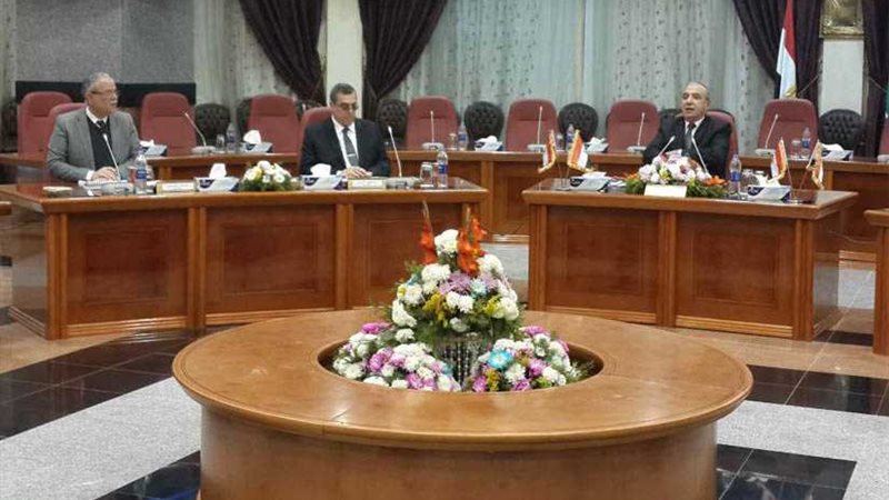 أبو بكر يبحث موقف