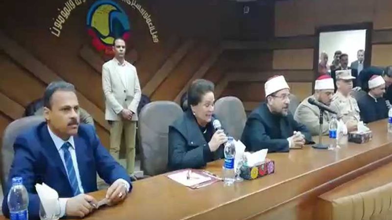 وزير الأوقاف يوزع