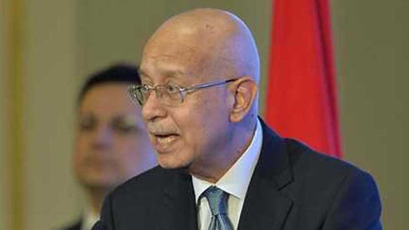 رئيس الوزراء يستعرض