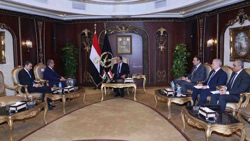 وزير الداخلية يبحث