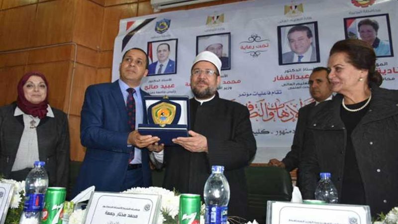 صالح يُهدي درع جامعة