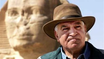 زاهي حواس يتبرع بعائدات بيع