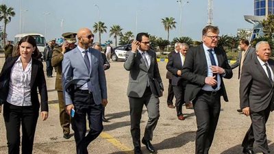 رئيس وفد الاتحاد الأوروبي لدى مصر يزور ميناء دمياط