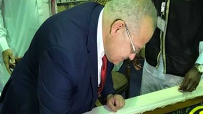 بالصور.. رئيس جامعة القاهرة يشارك في كسوة الكعبة بمعرض الكتاب