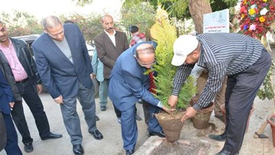 رئيس جامعة أسيوط يزرع شجرة احتفالا بنجاح زراعة 25 كل​ية​