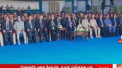 مواطن يهتف للسيسي: «حماك الله لمصر.. سير على بركة الله وابنيها» (فيديو)